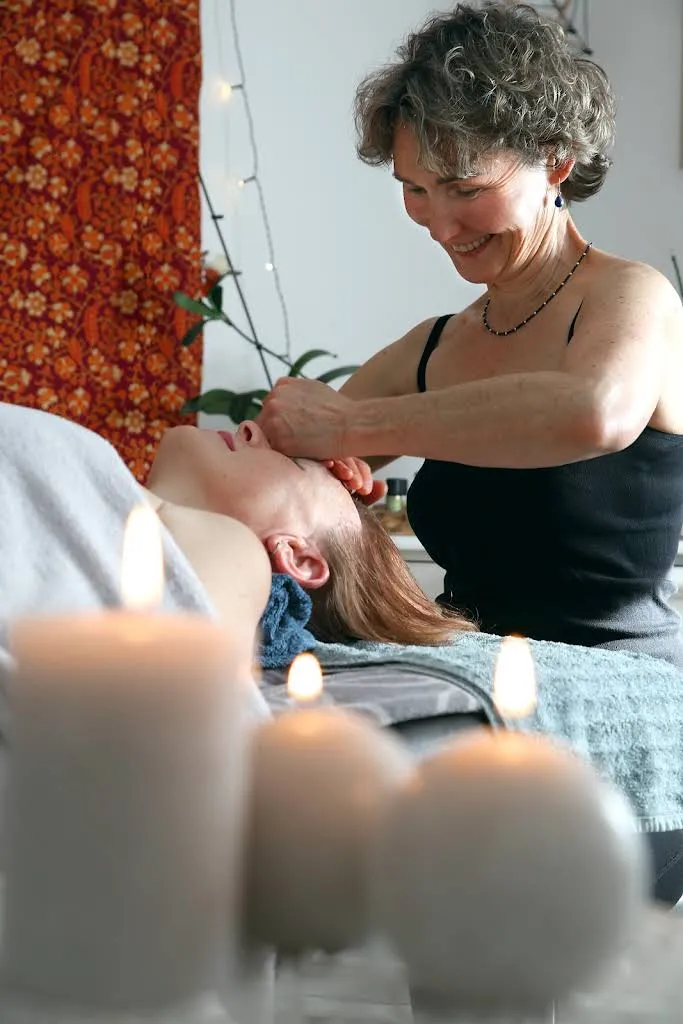 Tatjana Weit bei einer Massage – warmes Ambiente mit Kerzen